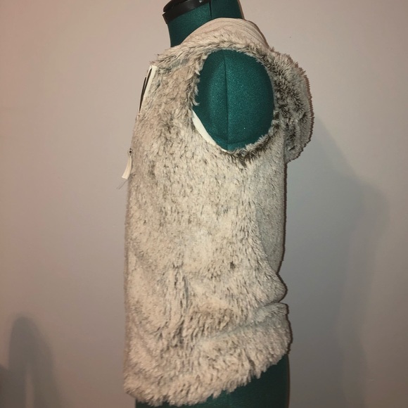 Altar’d State faux fur vest - Picture 2 of 4